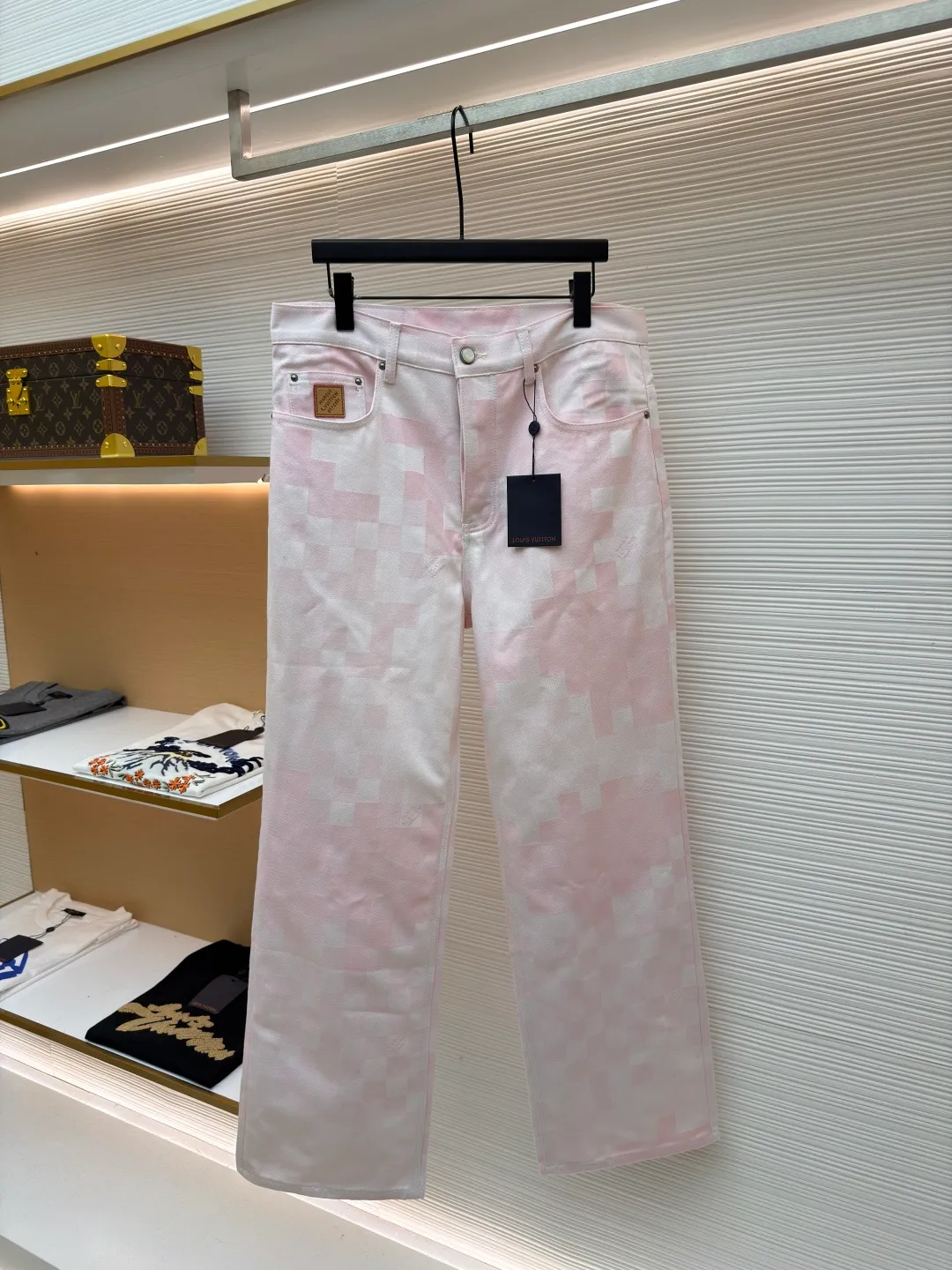 LOUIS VUITTON checkerboard straight jeans ●Original version: purchased and developed at 15150 ●Item number: 1681545-B45 ●Fabric: denim fabric ●Technology: washed production ●Color: pink ●Version: fitted version ●Weight: about 815 grams ●Size: 28-30-32-34-36 ●Description: These jeans are made of high-quality denim fabrics. They use multi-color splicing and jacquard technology to present a unique plaid texture. The pink color tone shows fashionable personality. Classic denim fit, metal buttons and zippers at the waist, opening and closing smoothly and fitting the body shape. The leather tag logo on the back waist adopts genuine leather embossing technology, with clear brand information and high-quality texture. The sewing adopts professional denim sewing technology, the stitch length is fine and firm, and the texture transition of the trousers body joints is natural. From the jacquard weaving of denim fabrics to the control of craftsmanship details, every process reflects Louis Vuitton's pursuit of craftsmanship precision and trendy style. It not only retains the casual wearability of jeans, but also shows the brand's light luxury recognition through jacquard splicing. It is a fusion of denim classics and innovative craftsmanship. The overall wiring is straight and delicate, the fabric is comfortable and soft, and the color is consistent without color difference. It can be matched with the same style to create a fashionable look and control various occasions. Customized accessories, complete with three standards, same style for men and women!